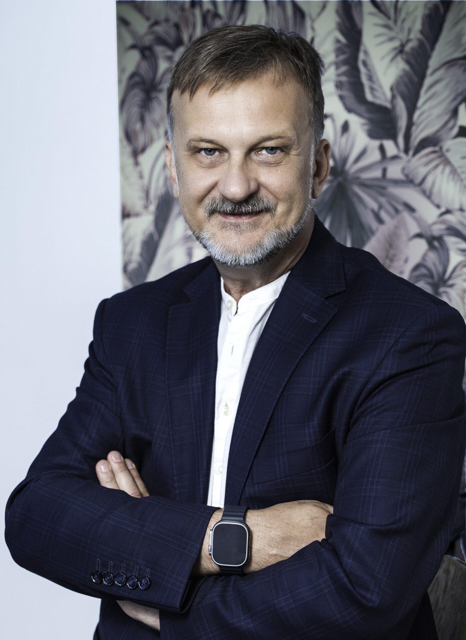 Zdjęcia Grzegorza Jachny, psychoterapeuty Sedno stojącego ze skrzyżowanymi ramionami.